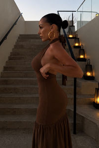 MAXI VESTIDO CHOCOLATE HALTER DIJE ORO