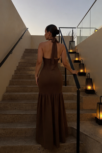 MAXI VESTIDO CHOCOLATE HALTER DIJE ORO