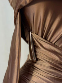 VESTIDO BRONCE ESTOLA Y BROCHE