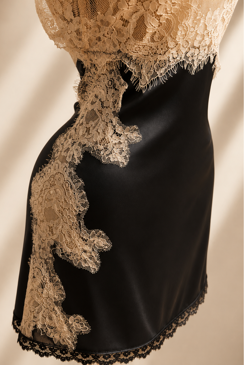 MINI VESTIDO LENCERO NUDE NEGRO