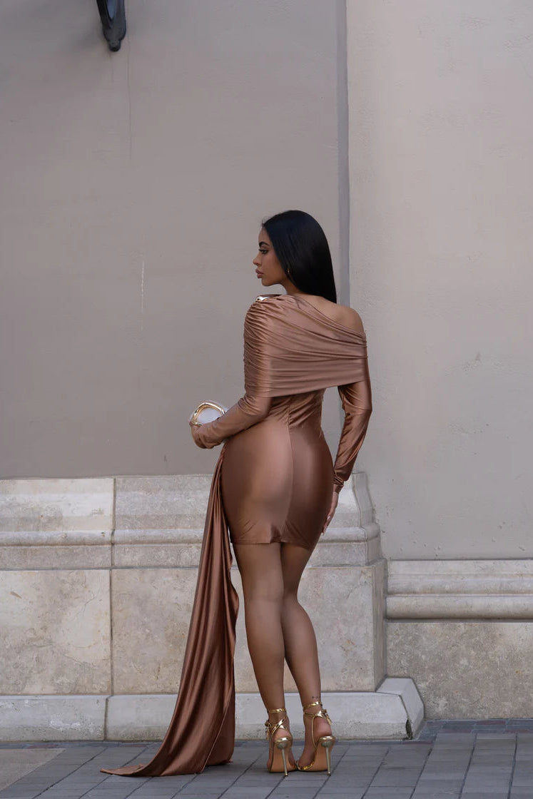 VESTIDO BRONCE ESTOLA Y BROCHE