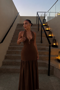 MAXI VESTIDO CHOCOLATE HALTER DIJE ORO