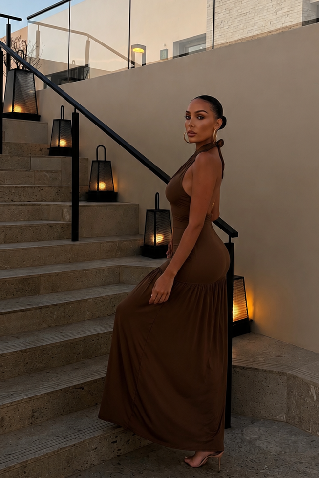 MAXI VESTIDO CHOCOLATE HALTER DIJE ORO