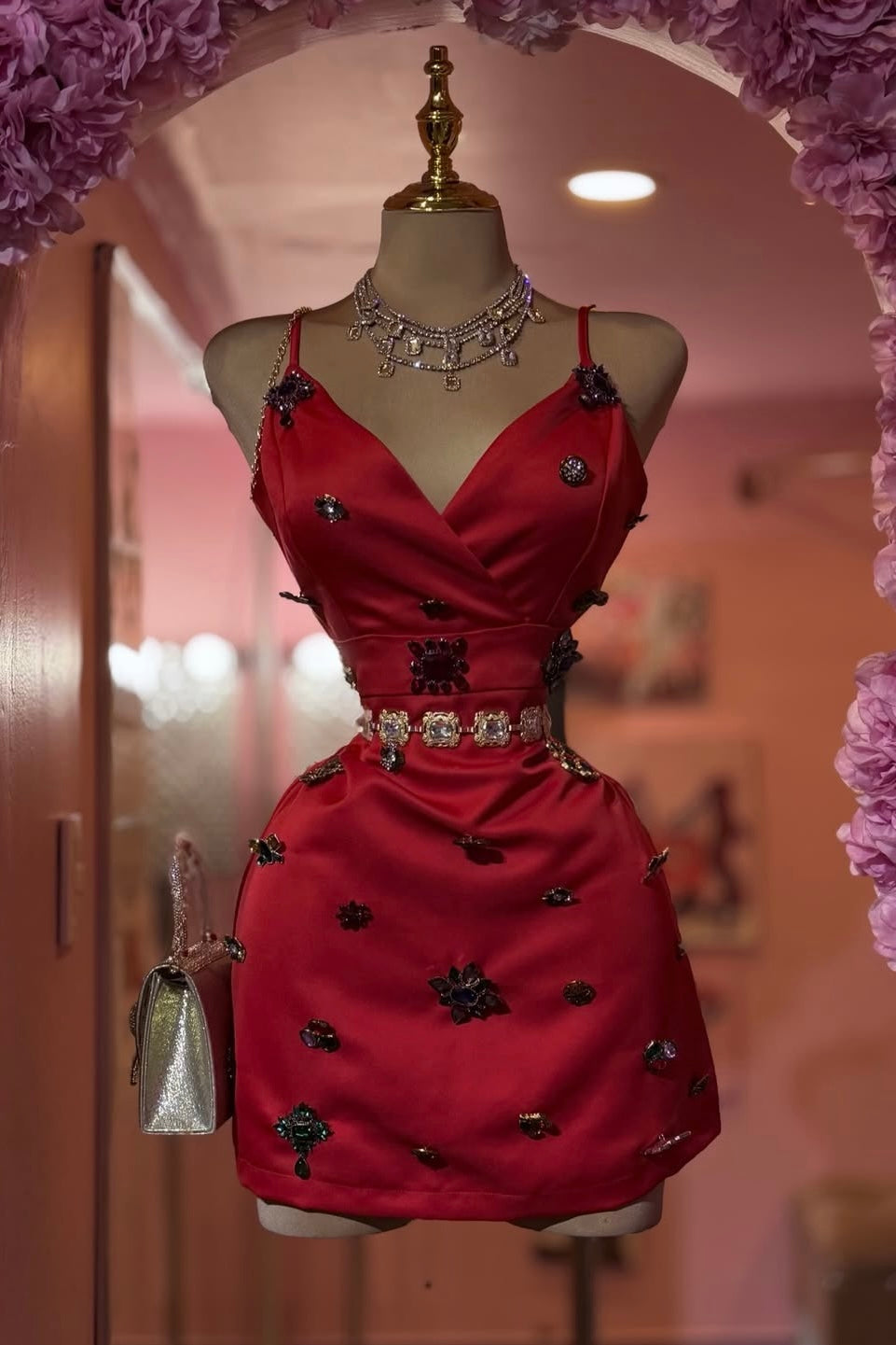 VESTIDO QUEEEN SATIN CRISTALES ROJO