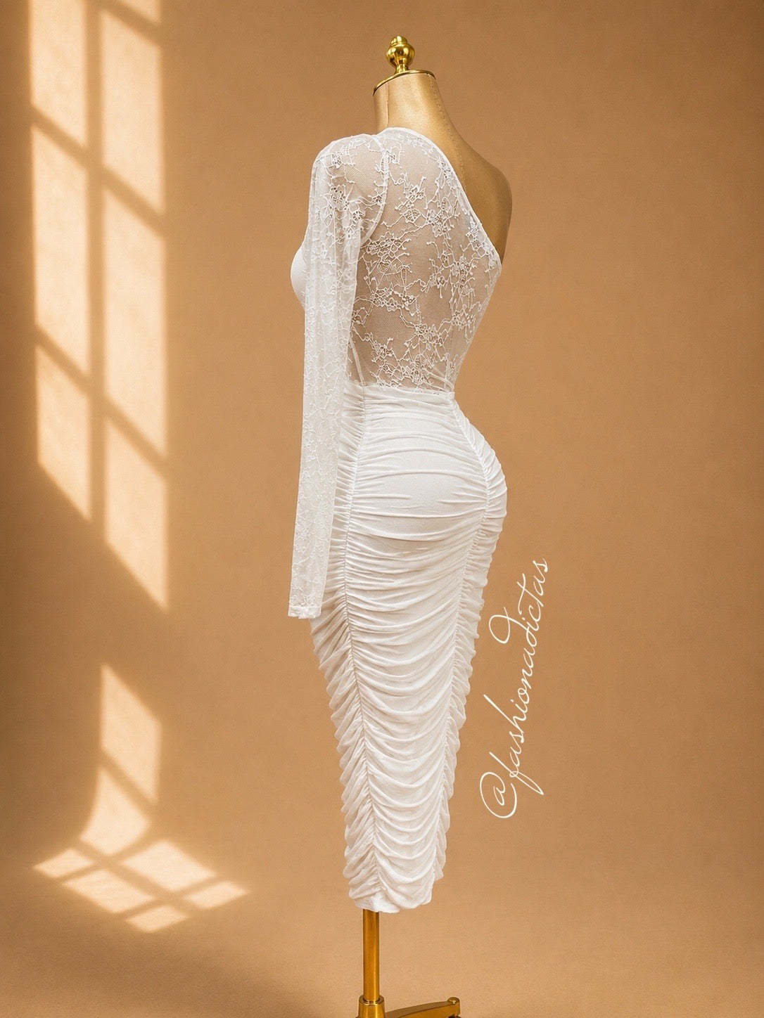 VESTIDO BLANCO ENCAJE DRAPEADO