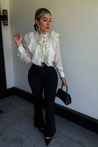 BLUSA VOLANTES PUNTOS CREMA