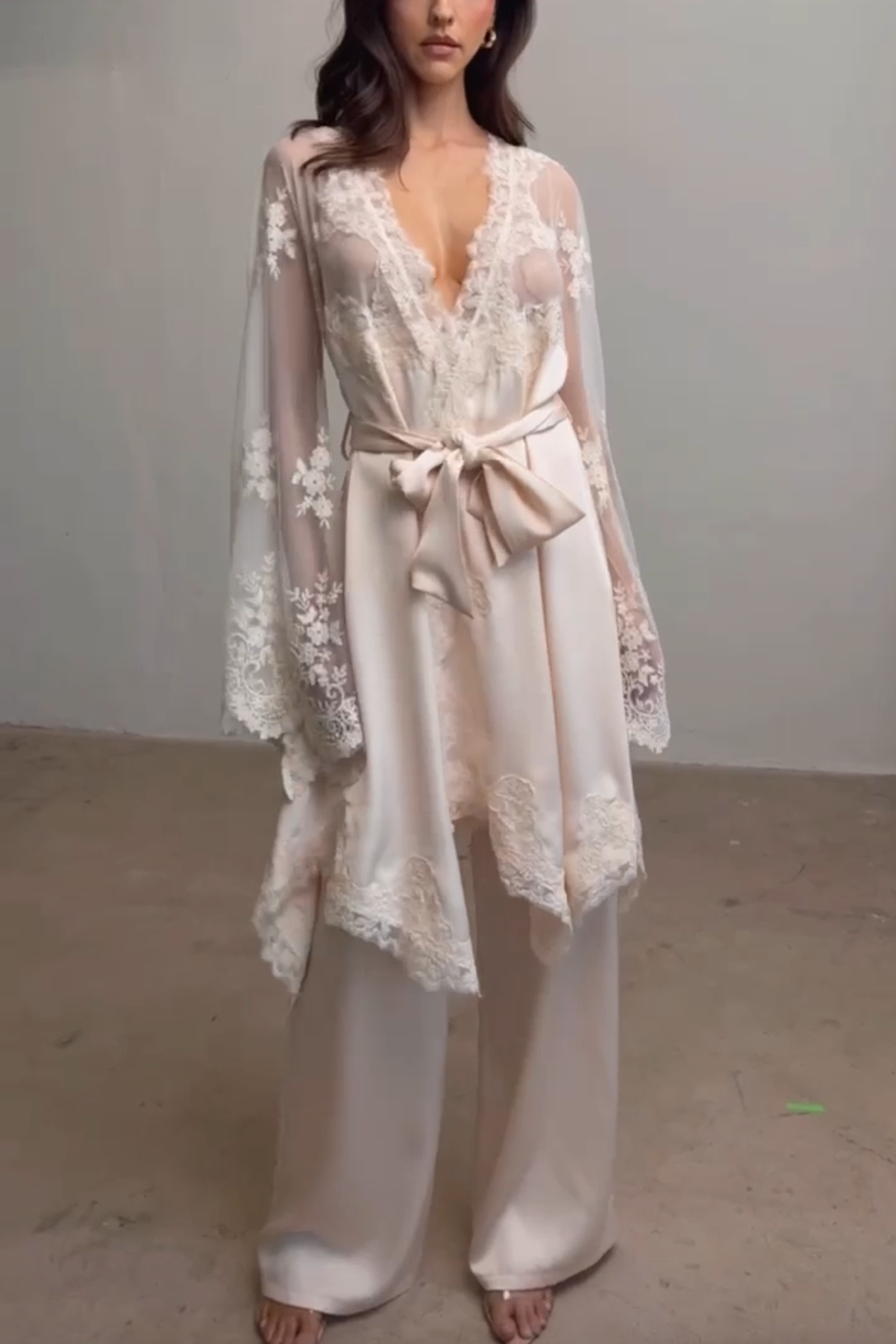 SET CONJUNTO SATIN ENCAJE VERSALLES nos llega el 26 de mayo