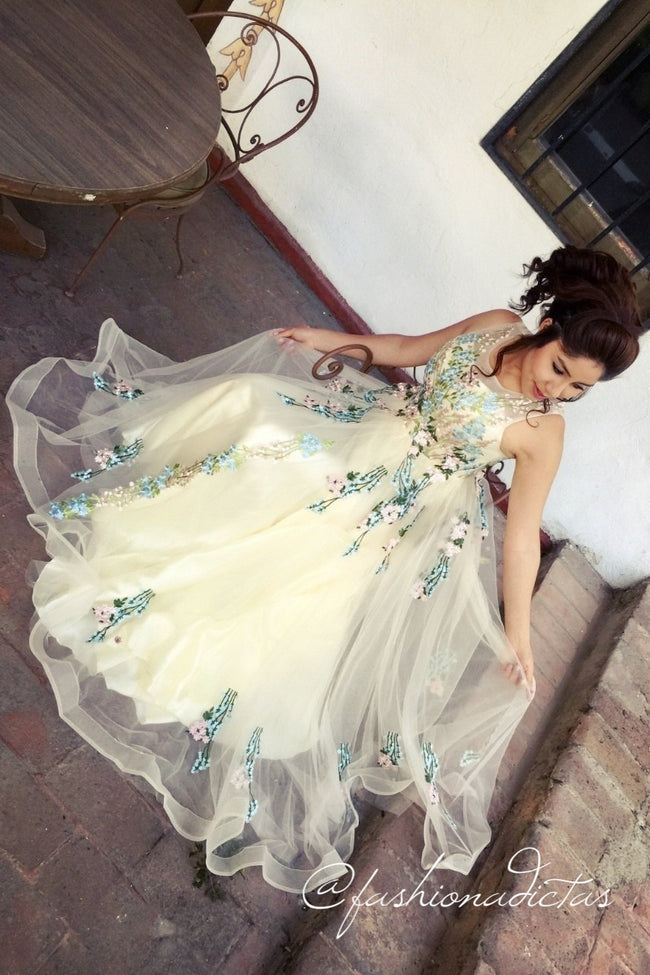 MAXI VESTIDO FLORAL BORDADO CREMA.